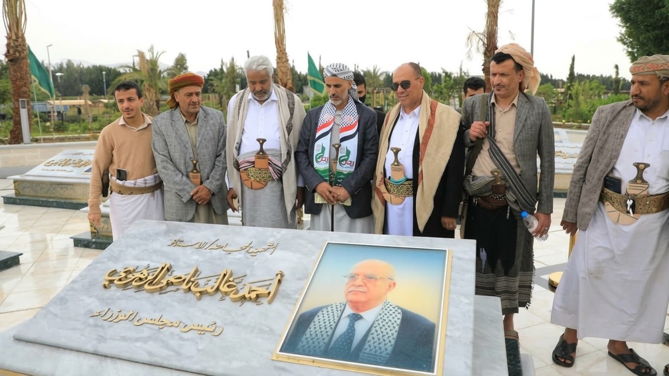 العلامة مفتاح يزور أضرحة الشهداء القادة في الذكرى السنوية للشهيد