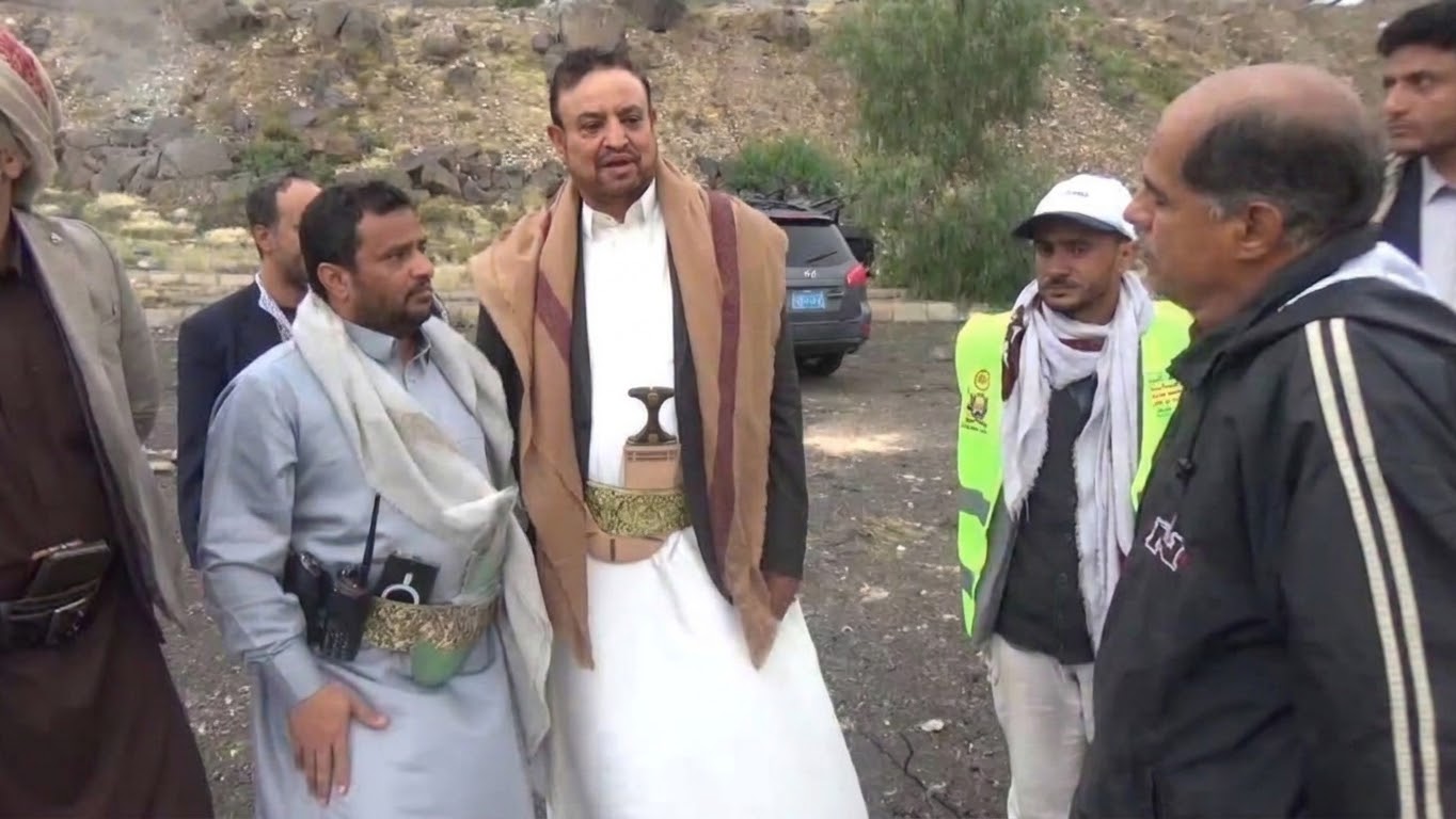 عباد يطلع على حجم الدمار جراء استهداف منزل مواطن في مديرية معين