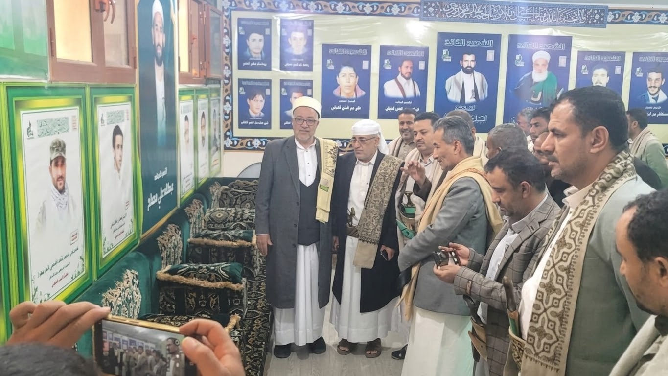 رئيس محكمة استئناف حجة ومدير فرع هيئة رفع المظالم يزوران معرض صور الشهداء