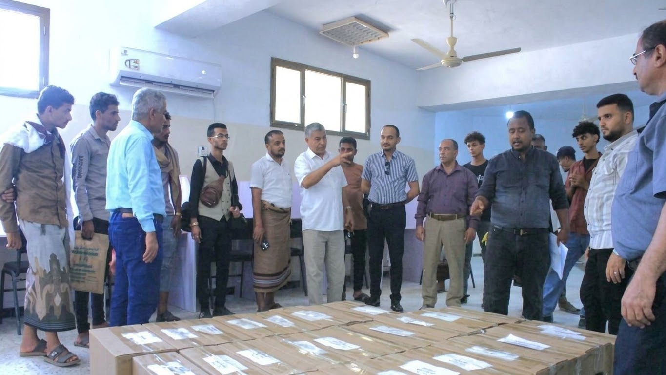 جامعة الحديدة تتسلم 40 جهاز حاسوب لمعامل الأمن السيبراني والذكاء الاصطناعي