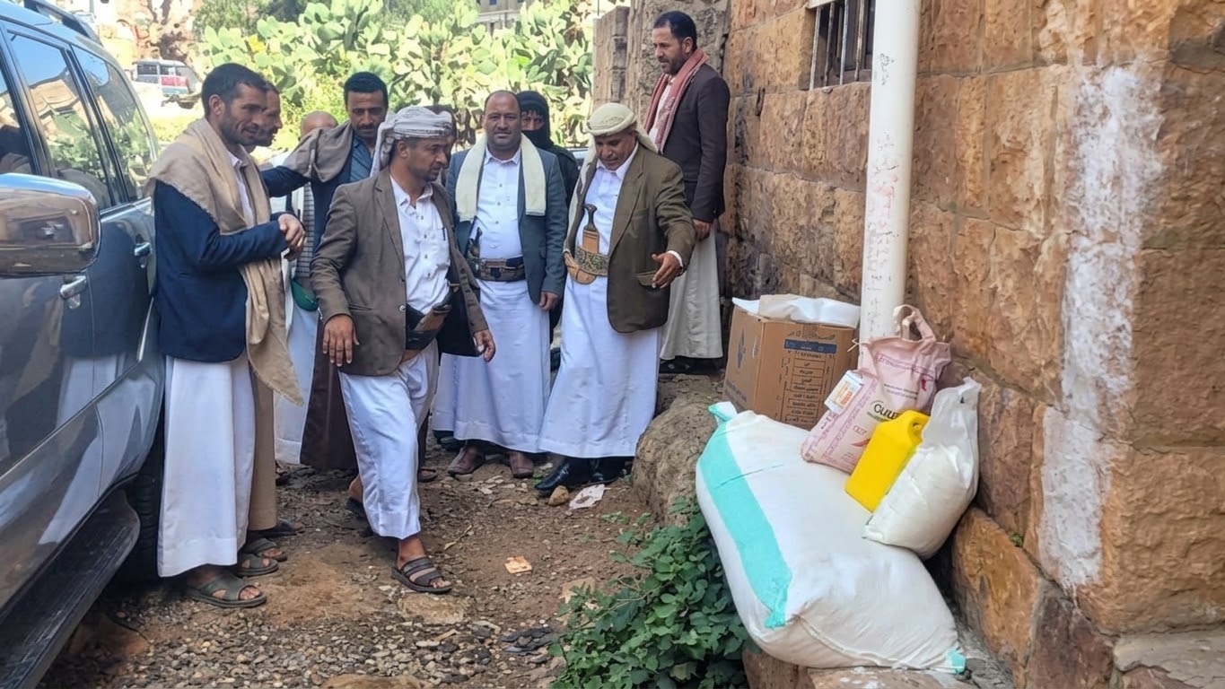 تدشين توزيع السلال الغذائية لأسر الشهداء في الرجم بالمحويت