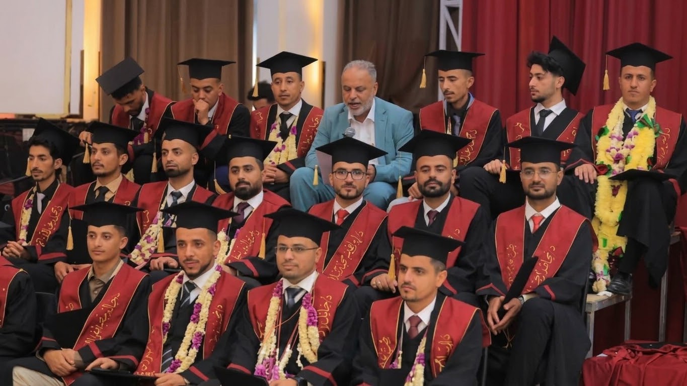 تخرج 61 طبيباً وطبيبة من كلية الطب والعلوم الصحية بجامعة إب
