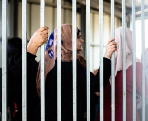 مركز فلسطين: 21 أسيرة فلسطينية رهن الاعتقال الإداري دون تهمة