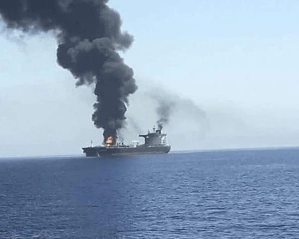 إيران: انفجار ناقلة نفط عملاقة بعد اصطدامها بلغم بحري جنوب مضيق هرمز