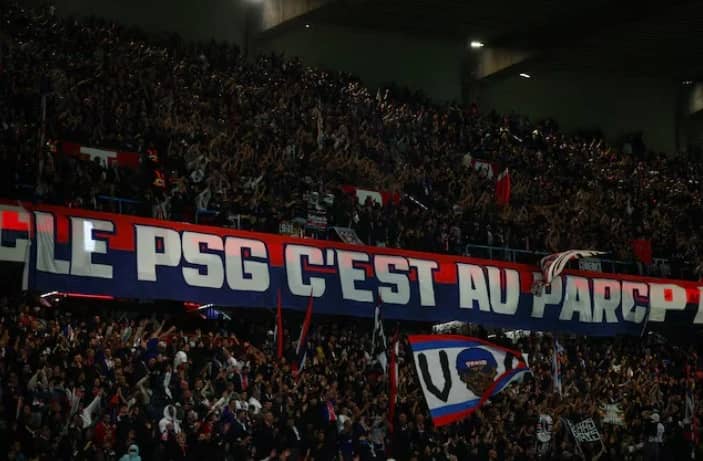 برشلونة يشكو لليويفا بسبب لافتة استفزازية رفعتها جماهير سان جيرمان