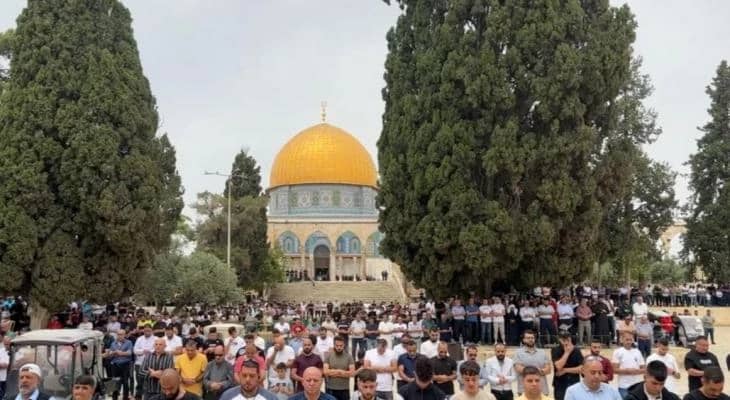 عشرات الآلاف يؤدون صلاة الجمعة في الأقصى رغم تشديدات العدو واعتقال خطيبه