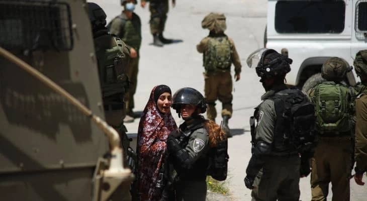 العدو الإسرائيلي يعتقل فلسطينية شرق طولكرم ويركّب بوابتين حديديتين على مدخل مركة وشارع جنين _ نابلس