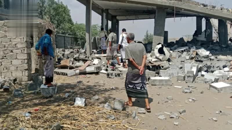 فريق محلي يتفقد أضرار استهداف منزل مواطن في التحيتا بالحديدة
