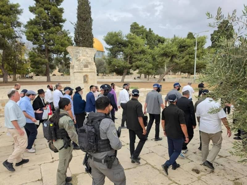 المتطرف المجرم بن غفير يقتحم المسجد الأقصى بحماية جيش العدو الصهيوني