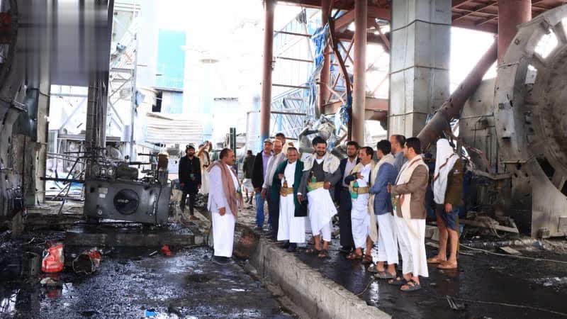 تفقّد أضرار قصف العدو السعودي على مصنع أسمنت جنوب همدان بصنعاء
