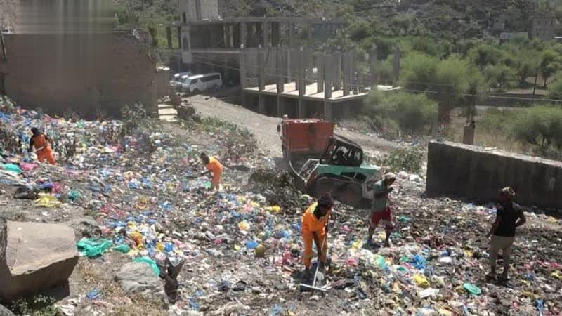تنفيذ حملة نظافة واسعة في المسراخ بتعز