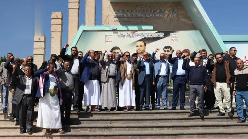 قيادة الضرائب والجمارك تزور أضرحة الشهداء الصماد والرهوي والغماري