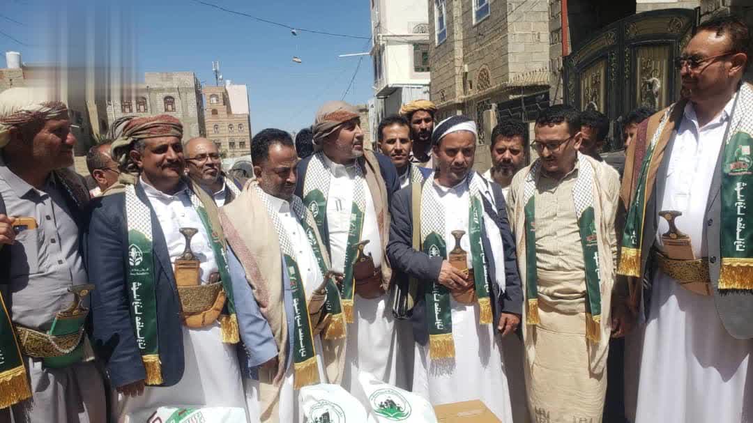 عباد والمداني يزوران عدد من أسر الشهداء وافتتاح معرض في شعوب