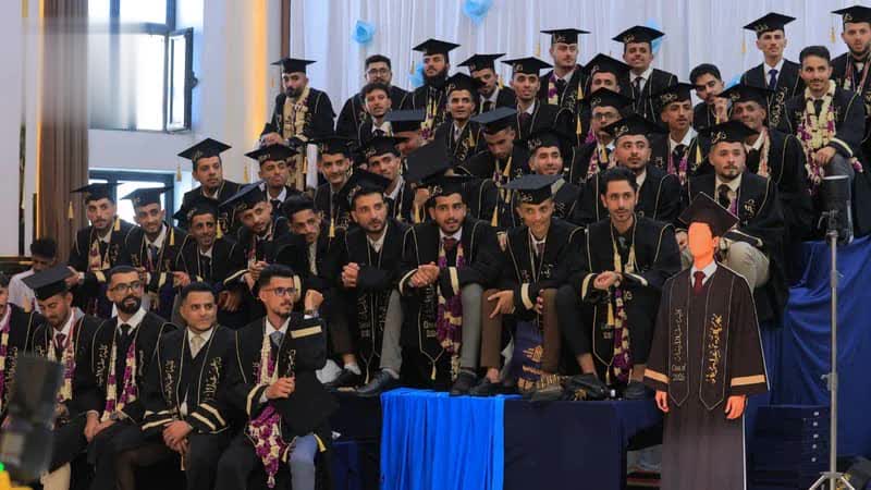 جامعة إب تحتفل بتخرج 120 طالبًا وطالبة من كلية طب الأسنان