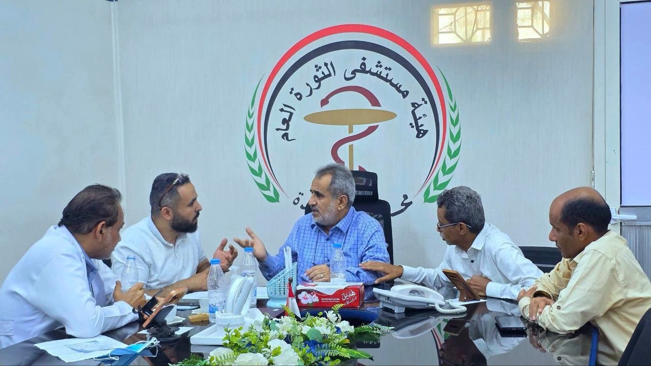 مستشفى الثورة في الحديدة يبحث تعزيز الجاهزية لمواجهة الملاريا والكوليرا