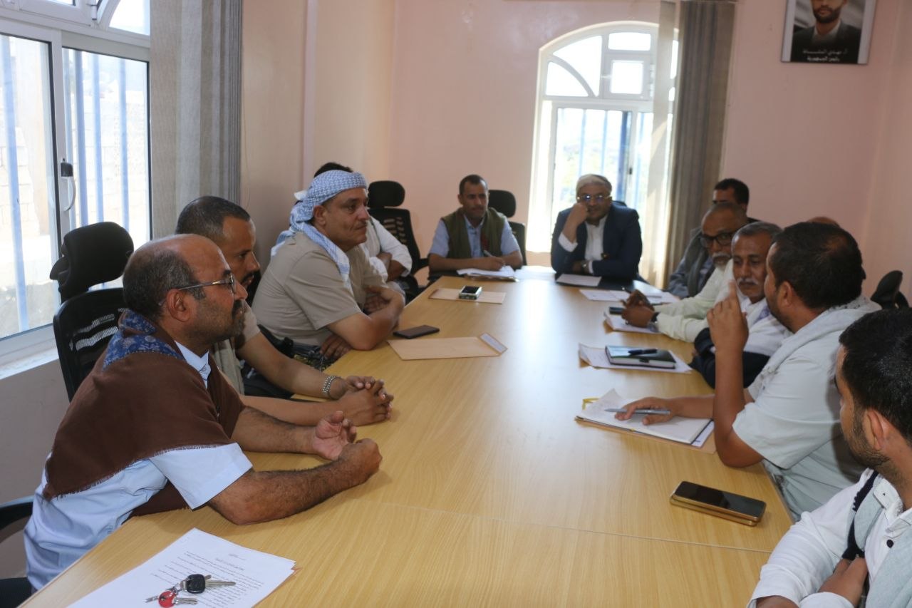محافظ تعز يرأس اجتماعًا للجنة الخدمات الأساسية لتطبيع الأوضاع الخدمية في المديريات المحررة