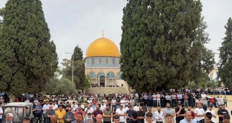 عشرات آلاف الفلسطينيين يؤدون الجمعة في المسجد الأقصى المبارك