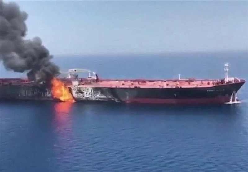 “الثوري الإيراني” يعلن إصابة واحتراق 7 سفن مخالفة في مضيق هرمز